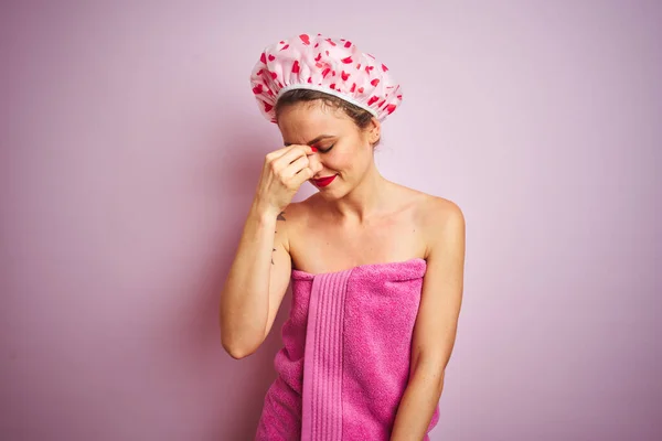 Mladá Krásná Žena Nosí Ručník Koupací Čepici Sprše Přes Růžové — Stock fotografie