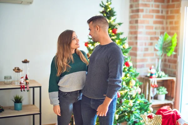 Junges Schönes Paar Das Glücklich Und Zuversichtlich Lächelt Zuhause Den — Stockfoto