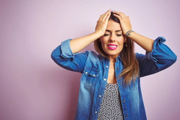 Jonge Mooie Vrouw Staande Roze Geïsoleerde Achtergrond Lijdt Aan Hoofdpijn — Stockfoto