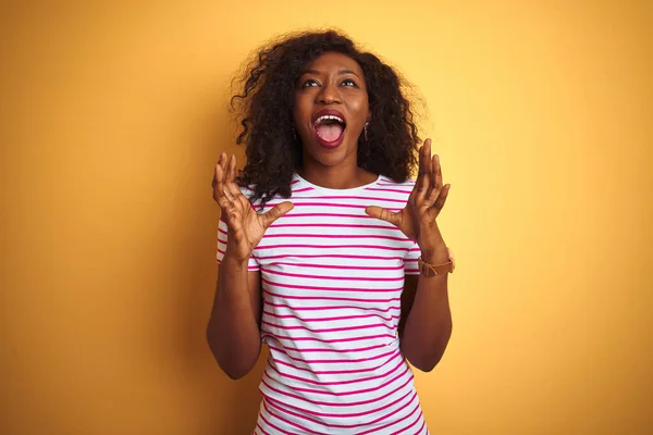 Mujer Afroamericana Joven Con Camiseta Rayas Sobre Fondo Amarillo Aislado — Foto de Stock