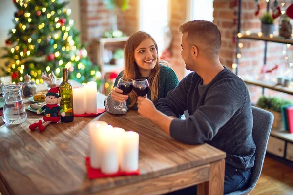 Mutlu Kendinden Emin Gülümseyen Genç Bir Çift Evde Noel Bir — Stok fotoğraf