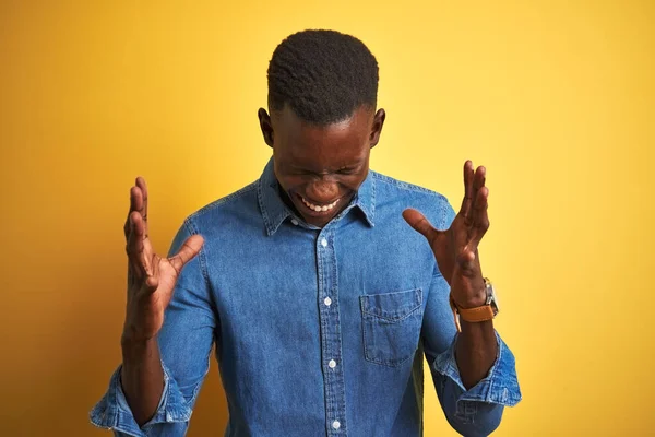 Jovem Afro Americano Vestindo Camisa Jeans Sobre Fundo Amarelo Isolado — Fotografia de Stock