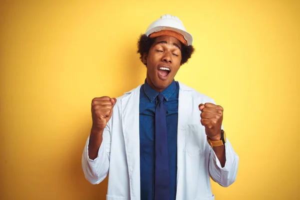 Engenheiro Afro Americano Vestindo Casaco Branco Capacete Sobre Fundo Amarelo — Fotografia de Stock