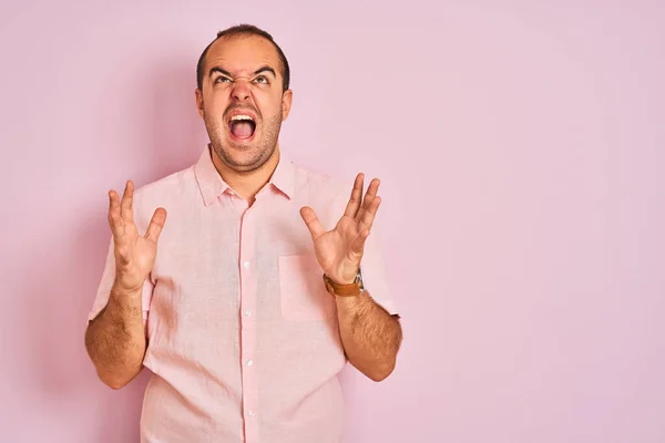 Hombre Joven Con Camisa Elegante Pie Sobre Fondo Rosa Aislado —  Fotos de Stock