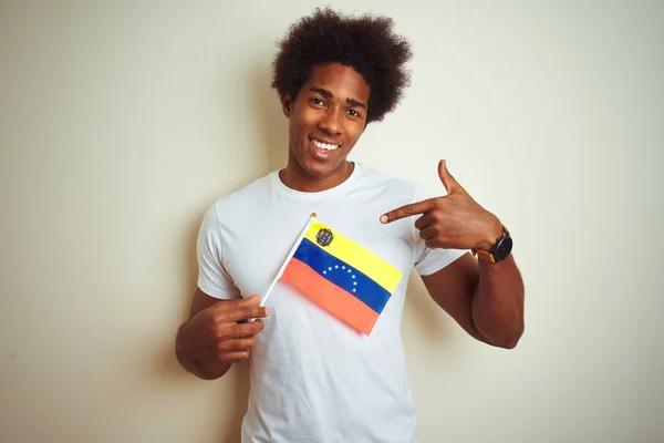 Afro Amerykański Człowiek Trzymając Wenezuelską Flagę Stoi Nad Odizolowanym Białym — Zdjęcie stockowe