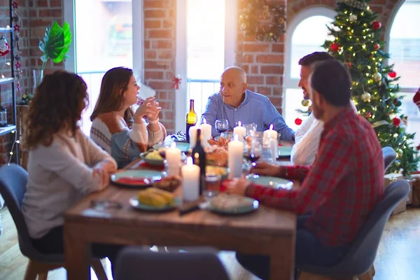 Hermosa Familia Sonriendo Feliz Confiada Comer Pavo Asado Celebrando Navidad —  Fotos de Stock