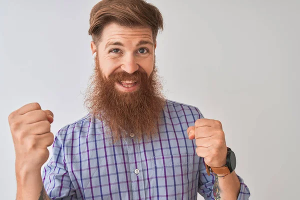 Roodharige Ierse Man Luisteren Naar Muziek Met Behulp Van Draadloze — Stockfoto