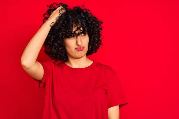 Jeune Femme Arabe Aux Cheveux Bouclés Portant Shirt Décontracté Sur — Photo