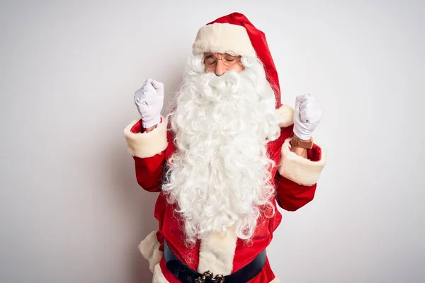 中年男子穿着圣诞老人的服装 站在孤立的白色背景上 欢呼成功的惊奇和惊奇 举起双臂 闭上眼睛 赢的概念 — 图库照片