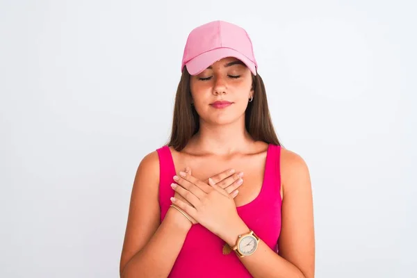 Joven Hermosa Chica Con Camiseta Casual Rosa Gorra Sobre Fondo — Foto de Stock