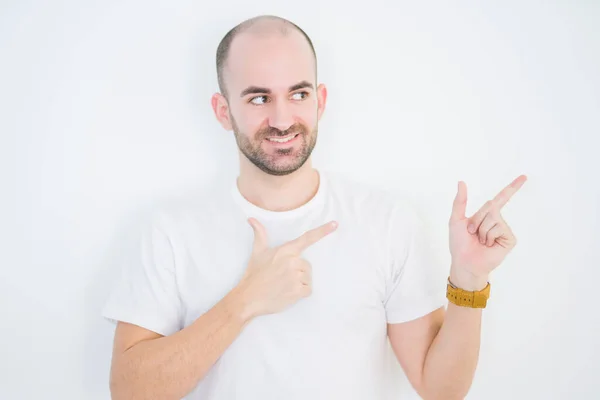 Jeune Homme Chauve Sur Fond Blanc Isolé Souriant Regardant Caméra — Photo