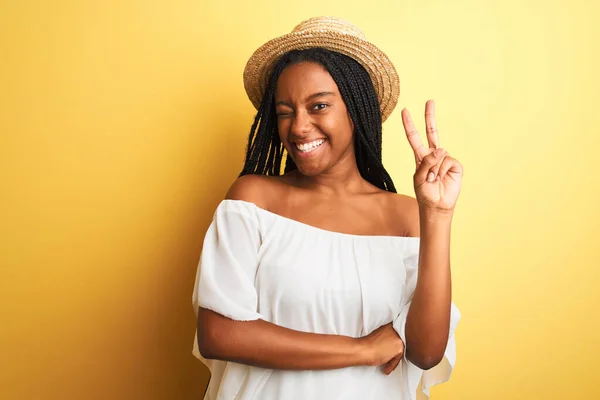 Mladá Afro Americká Žena Bílém Tričku Klobouku Izolovaném Žlutém Pozadí — Stock fotografie