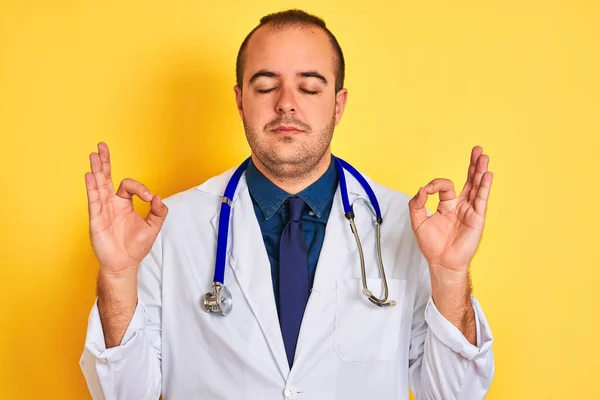 Ceket Steteskop Giyen Genç Doktor Izole Edilmiş Sarı Arka Planda — Stok fotoğraf