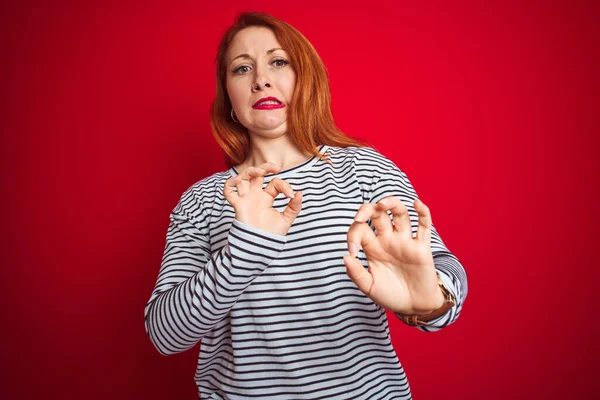 Mulher Ruiva Jovem Vestindo Tiras Camisa Marinha Sobre Fundo Vermelho — Fotografia de Stock