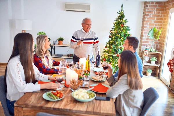 Hermosa Reunión Familiar Sonriendo Feliz Confiado Hablando Discurso Comiendo Pavo — Foto de Stock