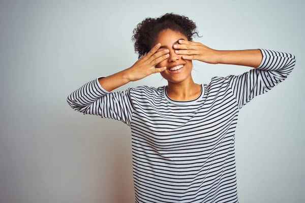 Afro Amerikaanse Vrouw Draagt Marine Gestreept Shirt Staan Geïsoleerde Witte — Stockfoto