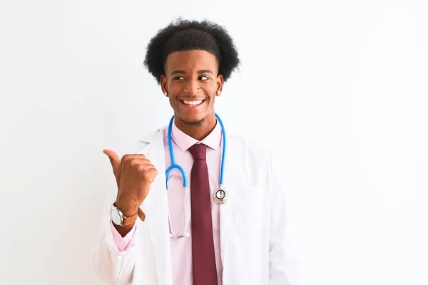 Νεαρός Αφροαμερικάνος Γιατρός Που Φοράει Σθετοσκόπιο Πάνω Από Απομονωμένο Λευκό — Φωτογραφία Αρχείου