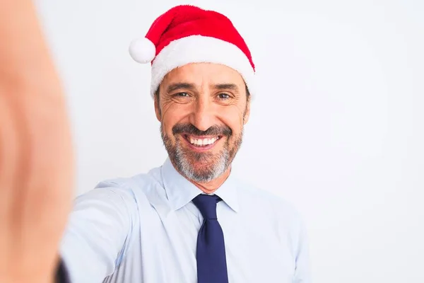 Μεσήλικας Επιχειρηματίας Φορώντας Χριστουγεννιάτικο Καπέλο Κάνει Selfie Πάνω Από Απομονωμένο — Φωτογραφία Αρχείου