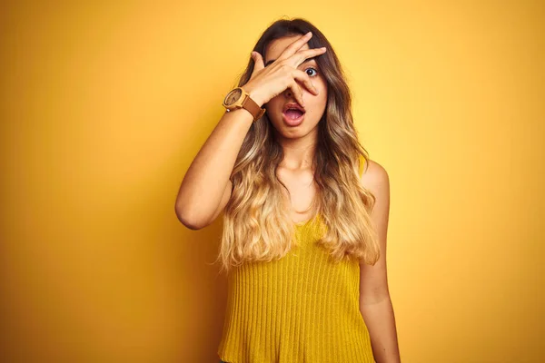 Sarı Arka Plan Üzerine Tişört Giyen Genç Güzel Bir Kadın — Stok fotoğraf