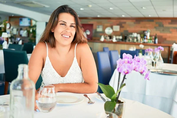 Jovem Bela Mulher Sentada Restaurante Desfrutando Férias Verão — Fotografia de Stock