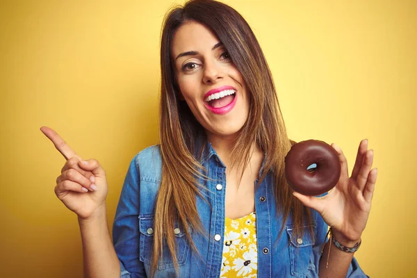 Junge Schöne Frau Isst Schokolade Donut Über Gelbem Hintergrund Sehr — Stockfoto