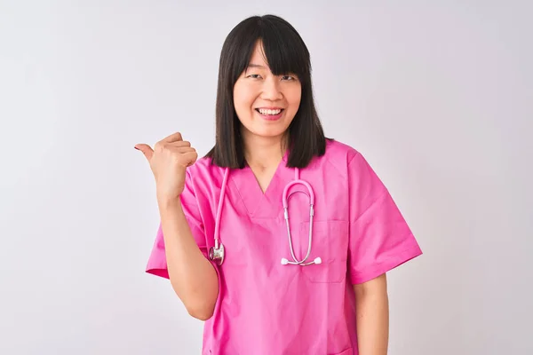 Junge Schöne Chinesische Krankenschwester Frau Trägt Stethoskop Über Isoliertem Weißen — Stockfoto