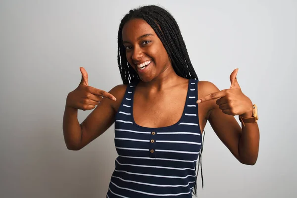 Νεαρή Αφροαμερικανή Γυναίκα Που Φοράει Ριγέ Shirt Και Στέκεται Πάνω — Φωτογραφία Αρχείου