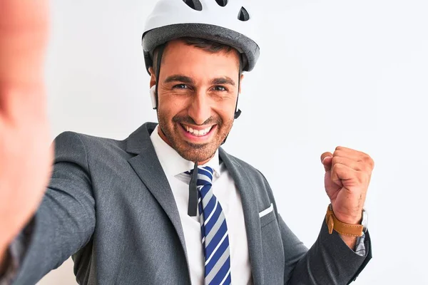자전거 헬멧을 잘생긴 사업가가 위에서 셀카를 자랑스럽게 외치며 승리와 성공을 — 스톡 사진