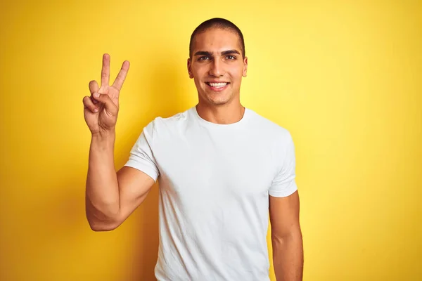 Jonge Blanke Man Draagt Casual Wit Shirt Gele Geïsoleerde Achtergrond — Stockfoto