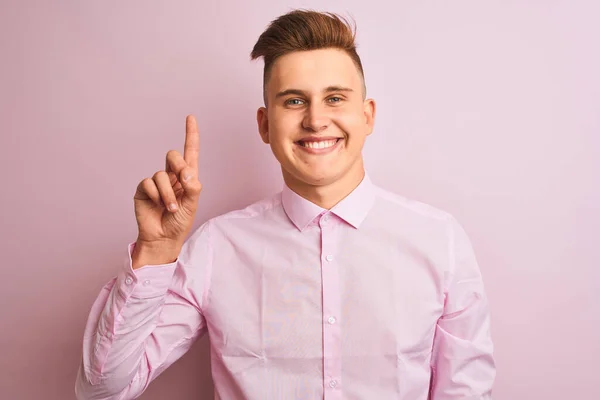 Jonge Knappe Zakenman Draagt Elegante Shirt Staan Geïsoleerde Roze Achtergrond — Stockfoto