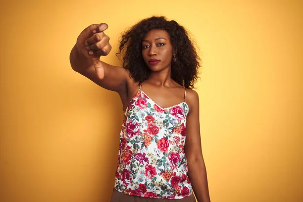 Αφροαμερικανή Γυναίκα Που Φοράει Λουλουδάτο Καλοκαιρινό Μπλουζάκι Πάνω Από Απομονωμένο — Φωτογραφία Αρχείου