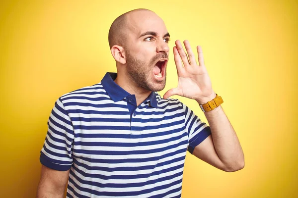 Junger Glatzkopf Mit Bart Lässig Gestreiftes Blaues Shirt Über Gelbem — Stockfoto