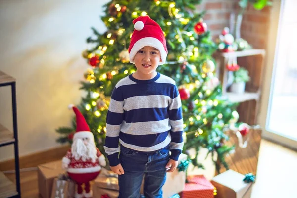 Adorable Niño Sonriendo Feliz Confiado Pie Con Sombrero Santa Claus —  Fotos de Stock
