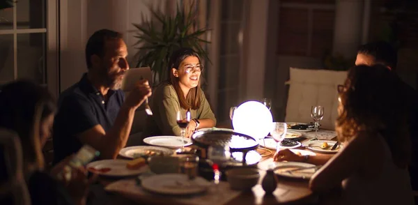 Bella Famiglia Cena Parlando Sorridendo Alla Terrazza — Foto Stock