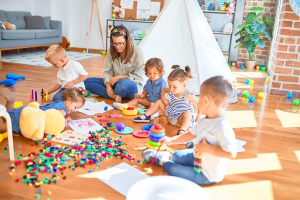 Schöne Lehrerin Und Kleinkindgruppe Spielen Kindergarten Viel Spielzeug — Stockfoto