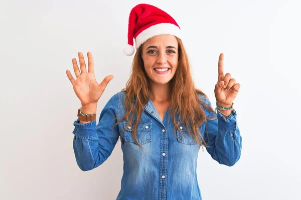 Jonge Mooie Roodharige Vrouw Draagt Kerst Hoed Geïsoleerde Achtergrond Tonen — Stockfoto