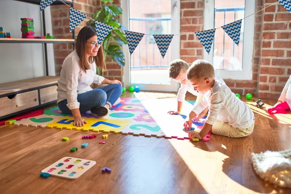 Schöne Lehrerin Und Kleinkinder Spielen Mit Autos Jede Menge Spielzeug — Stockfoto