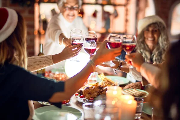 Hermoso Grupo Mujeres Sonriendo Felices Confiadas Comer Pavo Asado Brindar — Foto de Stock