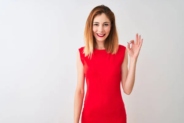 Mujer Negocios Pelirroja Con Elegante Vestido Rojo Pie Sobre Fondo — Foto de Stock