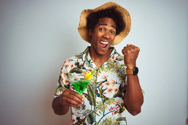 Afro Hombre Vacaciones Usando Sombrero Verano Bebiendo Cóctel Sobre Fondo — Foto de Stock