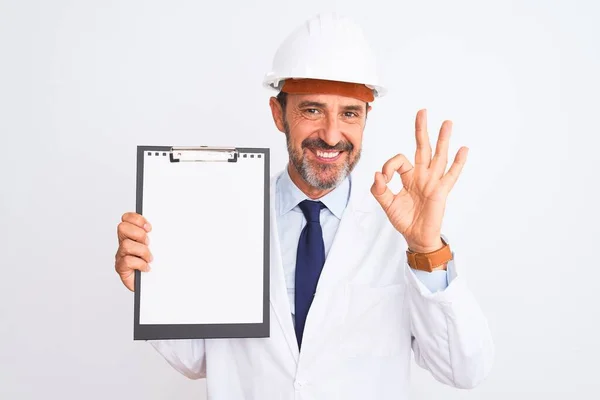 高级工程师 头戴安全帽 带着剪贴板 挂在孤立的白色背景上 用手指做着 好标志 很好的符号 — 图库照片