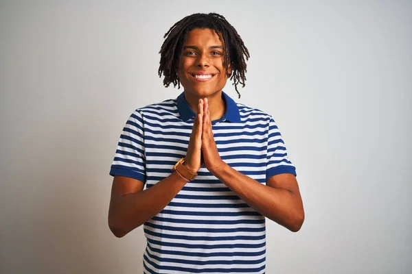 Afro Mann Mit Dreadlocks Gestreiftem Blauem Polo Steht Vor Isoliertem — Stockfoto