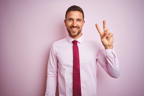Hombre Negocios Con Corbata Camisa Elegante Sobre Fondo Rosa Aislado — Foto de Stock