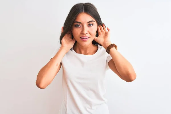 Jovem Mulher Bonita Vestindo Camiseta Casual Sobre Fundo Branco Isolado — Fotografia de Stock