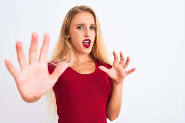 Jonge Mooie Vrouw Draagt Rode Shirt Staan Geïsoleerde Witte Achtergrond — Stockfoto