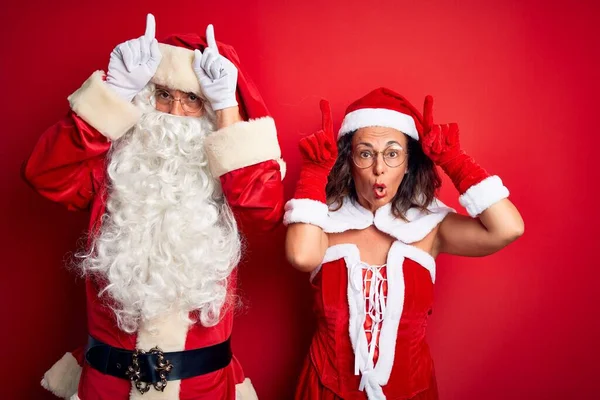 Paar Mittleren Alters Trägt Weihnachtsmann Kostüm Und Brille Über Isoliertem — Stockfoto