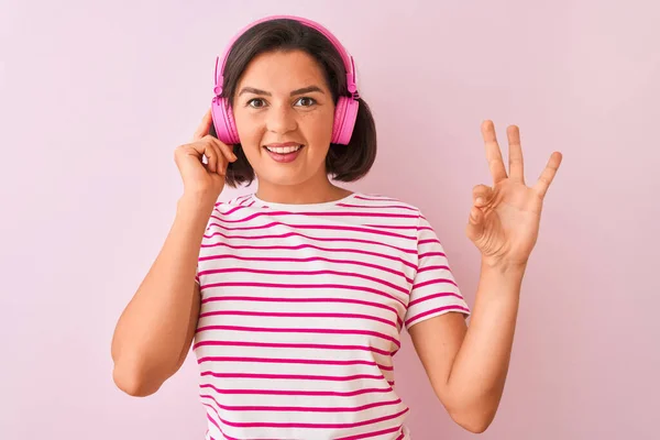 Giovane Bella Donna Che Ascolta Musica Utilizzando Cuffie Sfondo Rosa — Foto Stock
