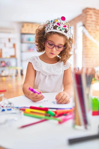 Beautiful Toddler Wearing Glasses Princess Crown Sitting Drawing Using Paper — Stock Photo, Image
