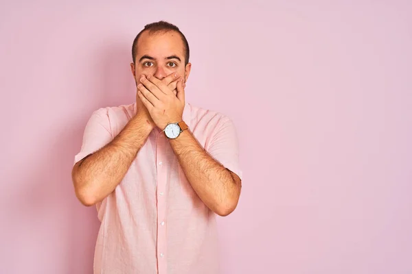 Hombre Joven Con Camisa Elegante Pie Sobre Fondo Rosa Aislado — Foto de Stock