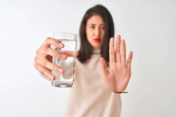 Junge Schöne Chinesin Mit Einem Glas Wasser Vor Isoliertem Weißem — Stockfoto